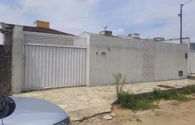 Imagem: A casa possui 2 Dormitórios, 2 Banheiros, 5 Vagas na garagem