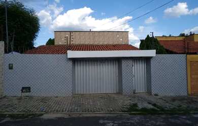 Imagem: A casa possui 4 Dormitórios, 4 Banheiros, 3 Vagas na garagem