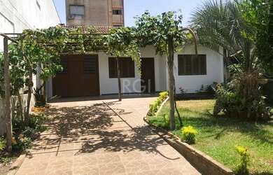 Imagem: A casa possui 2 Dormitórios, 1 Banheiro, 2 Vagas na garagem