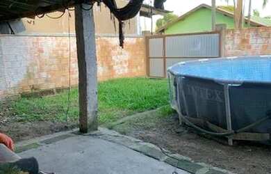 Imagem: A casa possui 4 Dormitórios, 1 Banheiro, 2 Vagas na garagem