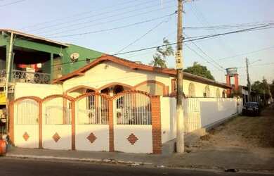 Imagem: A casa possui 3 Dormitórios, 3 Banheiros, 4 Vagas na garagem