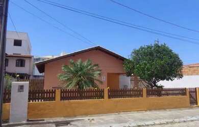 Imagem: A casa possui 2 Dormitórios, 1 Banheiro, 2 Vagas na garagem