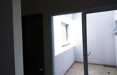 Imagem: A casa possui 2 Dormitórios, 1 Banheiro, 1 Vaga na garagem