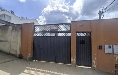 Imagem: A casa possui 3 Dormitórios, 3 Banheiros, 2 Vagas na garagem