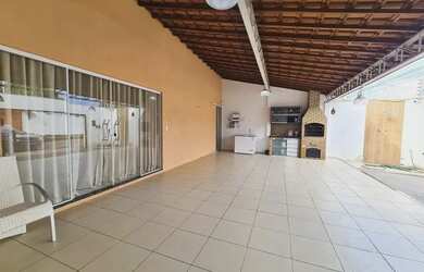 Imagem: A casa possui 4 Dormitórios, 4 Banheiros, 4 Vagas na garagem