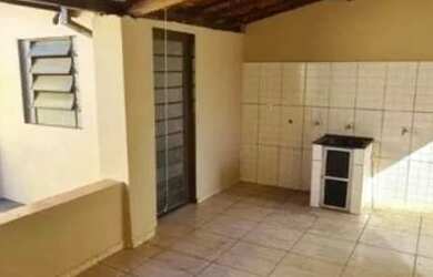 Imagem: A casa possui 3 Dormitórios, 1 Banheiro, 1 Vaga na garagem