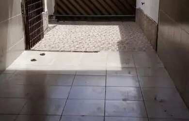 Imagem: A casa possui 2 Dormitórios, 1 Banheiro, 1 Vaga na garagem