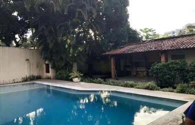 Imagem: A casa possui 4 Dormitórios, 2 Banheiros, 5 Vagas na garagem