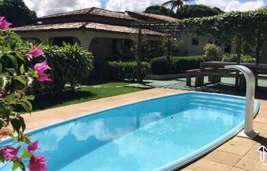 Imagem: A casa possui 3 Dormitórios, 2 Banheiros, 5 Vagas na garagem