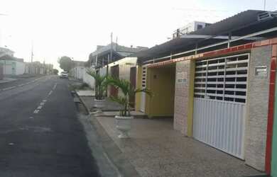 Imagem: A casa possui 5 Dormitórios, 3 Banheiros, 3 Vagas na garagem