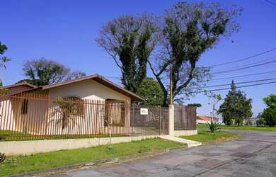 Imagem: A casa possui 4 Dormitórios, 3 Banheiros, 4 Vagas na garagem