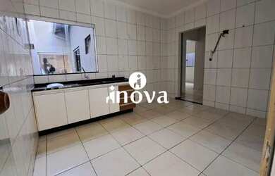 Imagem: A casa possui 3 Dormitórios, 3 Banheiros, 4 Vagas na garagem