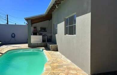 Imagem: A casa possui 4 Dormitórios, 2 Banheiros, 3 Vagas na garagem