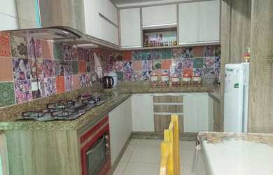 Imagem: A casa possui 3 Dormitórios, 2 Banheiros, 4 Vagas na garagem