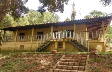 Imagem: A casa possui 3 Dormitórios, 3 Banheiros, 4 Vagas na garagem