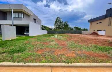 Imagem: O terreno possui 300m² de Área e está localizado em Terras
