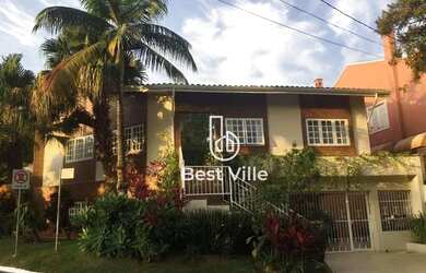 Imagem: A casa em condomínio possui 5 Dormitórios, 5 Banheiros, 4