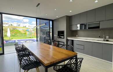 Imagem: A casa em condomínio possui 4 Dormitórios, 4 Banheiros, 4