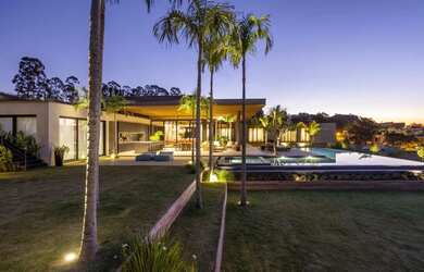 Imagem: A casa em condomínio possui 5 Dormitórios, 5 Banheiros, 5