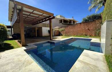 Imagem: A casa em condomínio possui 4 Dormitórios, 5 Banheiros, 4