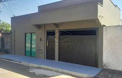 Imagem: A casa possui 5 Dormitórios, 2 Banheiros, 2 Vagas na garagem