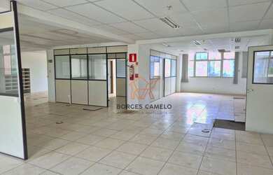 Imagem: O depósito possui 3 Vagas na garagem, 240m² de Área e está