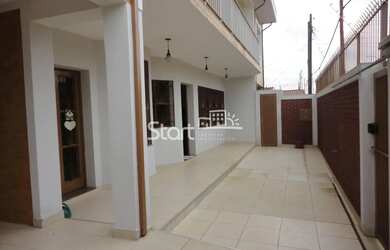 Imagem: A casa possui 4 Dormitórios, 3 Banheiros, 4 Vagas na garagem