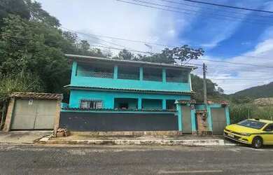 Imagem: A casa possui 2 Dormitórios, 1 Banheiro, 2 Vagas na garagem