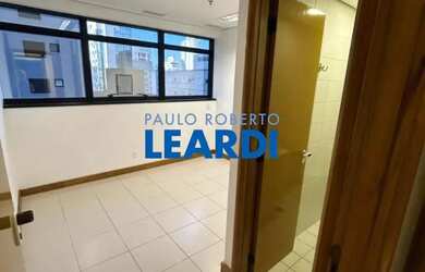 Imagem: O depósito possui 1 Vaga na garagem, 30m² de Área e está