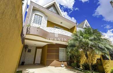 Imagem: A casa possui 3 Dormitórios, 4 Banheiros, 3 Vagas na garagem