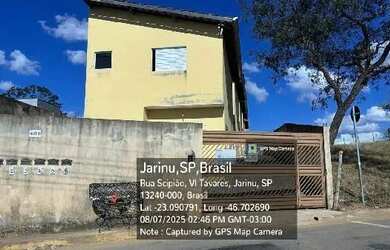 Imagem: A casa possui 3 Dormitórios, 1 Banheiro, 2 Vagas na garagem