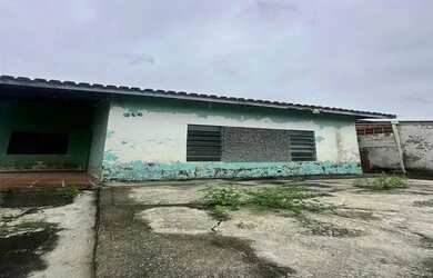 Imagem: A casa possui 3 Dormitórios, 1 Banheiro, 1 Vaga na garagem