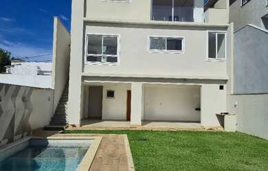 Imagem: A casa em condomínio possui 4 Dormitórios, 4 Banheiros, 2