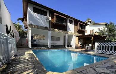 Imagem: A casa possui 4 Dormitórios, 4 Banheiros, 4 Vagas na garagem