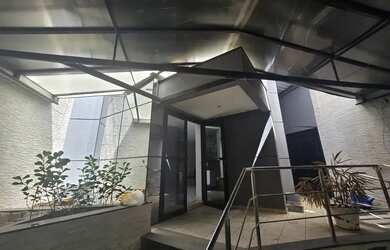 Imagem: O depósito possui 5 Vagas na garagem, 824m² de Área e está