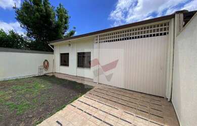 Imagem: A casa possui 3 Dormitórios, 1 Banheiro, 2 Vagas na garagem