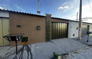 Imagem: A casa possui 2 Dormitórios, 2 Banheiros, 2 Vagas na garagem