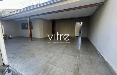 Imagem: A casa possui 3 Dormitórios, 2 Banheiros, 3 Vagas na garagem