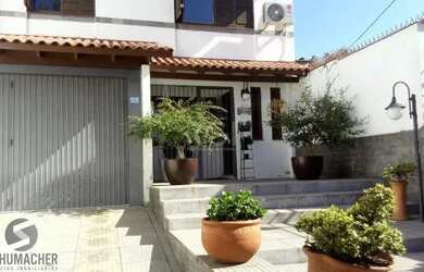 Imagem: A casa possui 3 Dormitórios, 3 Banheiros, 3 Vagas na garagem