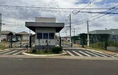 Imagem: A casa possui 2 Dormitórios, 1 Banheiro, 1 Vaga na garagem