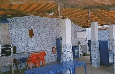 Imagem: A casa possui 5 Dormitórios, Acomodam 20 pessoas, 2 Vagas na