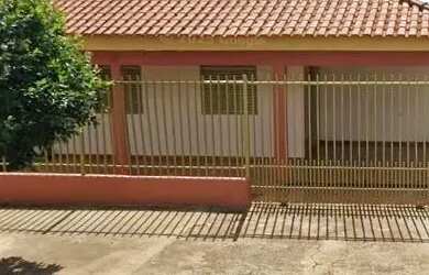 Imagem: A casa possui 3 Dormitórios, 2 Banheiros, 550m² de Área e