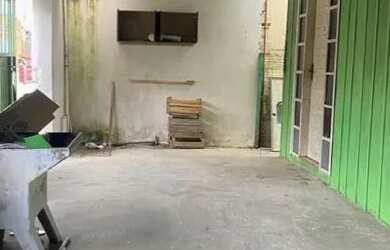 Imagem: A casa possui 2 Dormitórios, 1 Banheiro, 1 Vaga na garagem