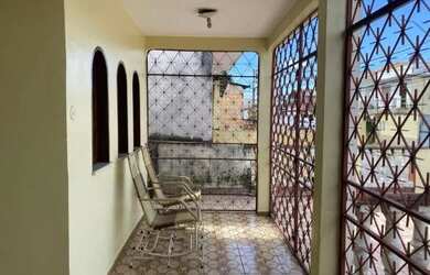 Imagem: A casa possui 3 Dormitórios, 1 Banheiro, 2 Vagas na garagem