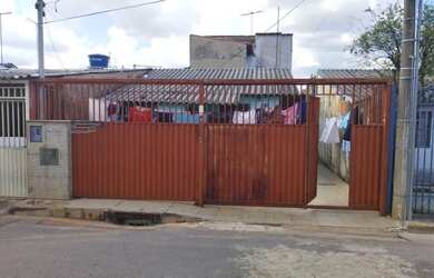 Imagem: A casa possui 3 Dormitórios, 2 Banheiros, 2 Vagas na garagem