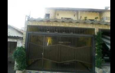 Imagem: A casa possui 3 Dormitórios, 4 Banheiros, 2 Vagas na garagem