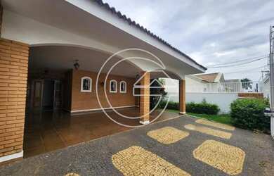 Imagem: A casa possui 3 Dormitórios, 2 Banheiros, 3 Vagas na garagem