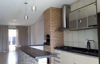 Imagem: A casa possui 3 Dormitórios, 3 Vagas na garagem, 360m² de