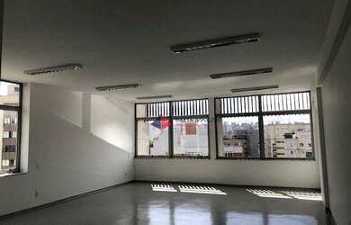 Imagem: O depósito possui 1 Vaga na garagem, 74m² de Área e está