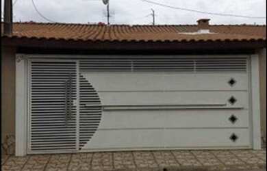 Imagem: A casa possui 3 Dormitórios, 2 Banheiros, 2 Vagas na garagem